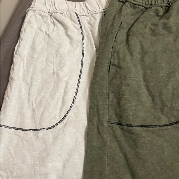 NWOT! Lot of 2 Pair Ladies Shorts w/Pockets - Army Green & Cream  - Size Large - Picture 2 of 6